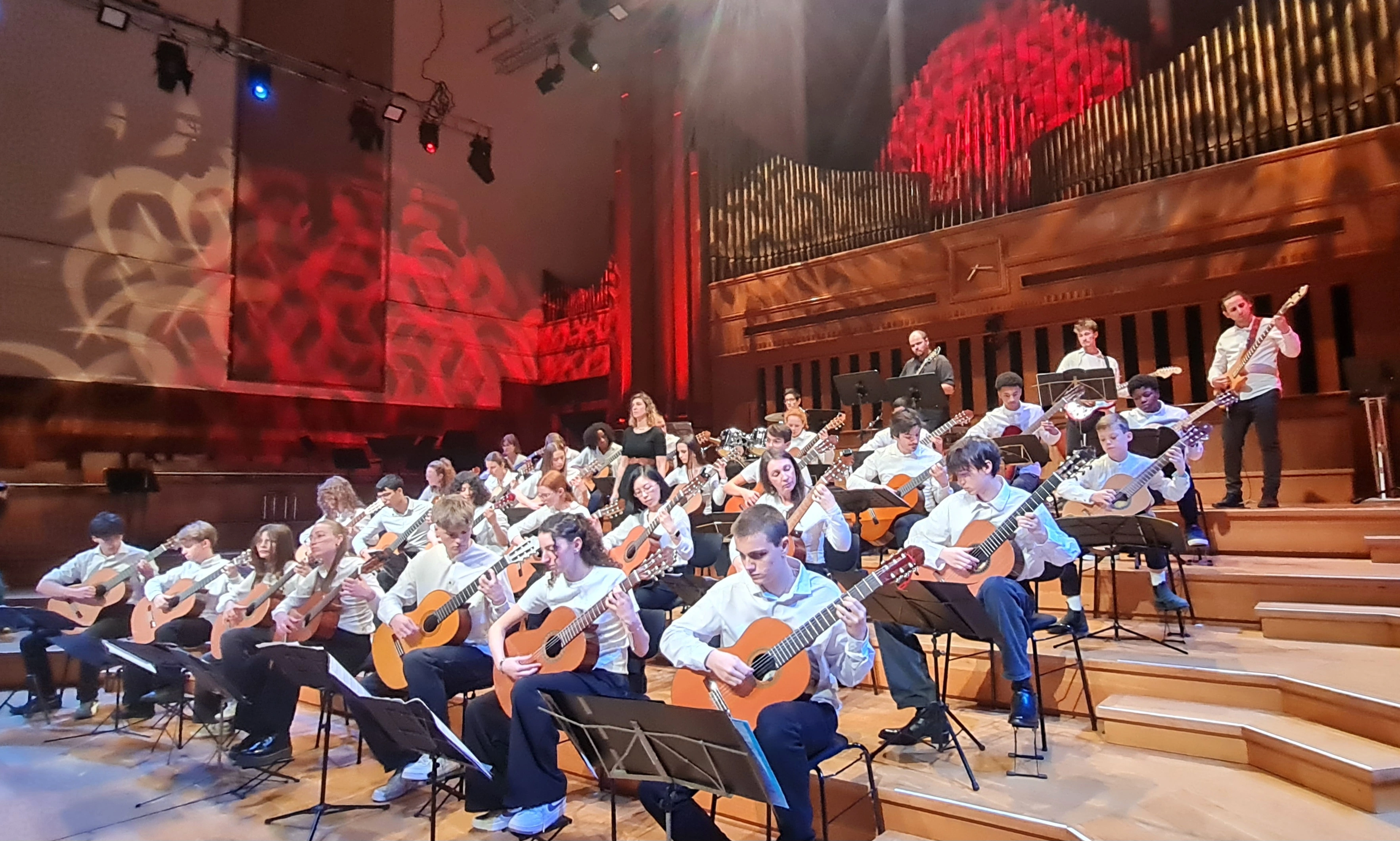 Ensemble de guitare dans la salle Flagey Studio 4 pendant le concert