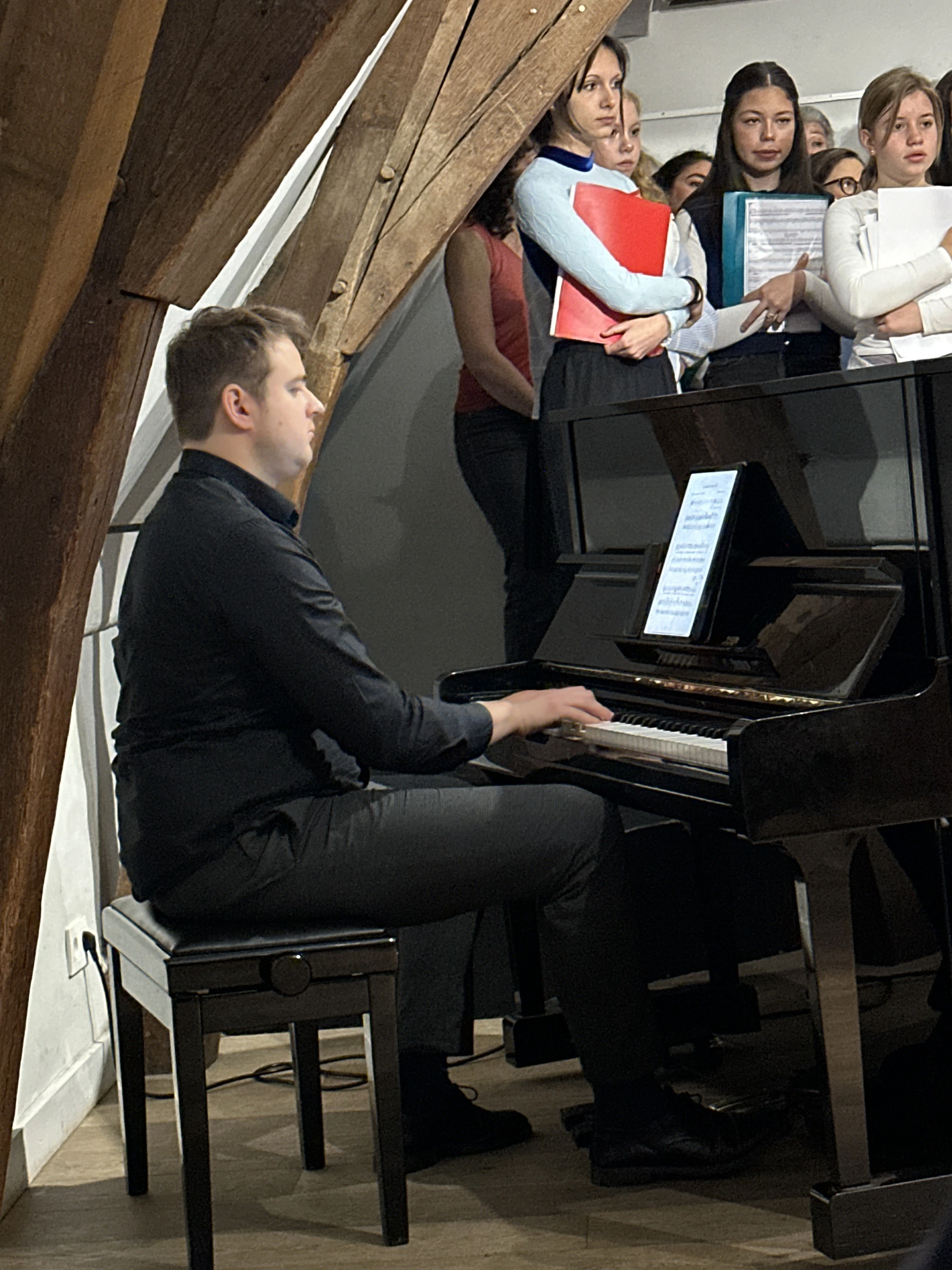 Monsieur Burton accompagnant les chanteurs au piano