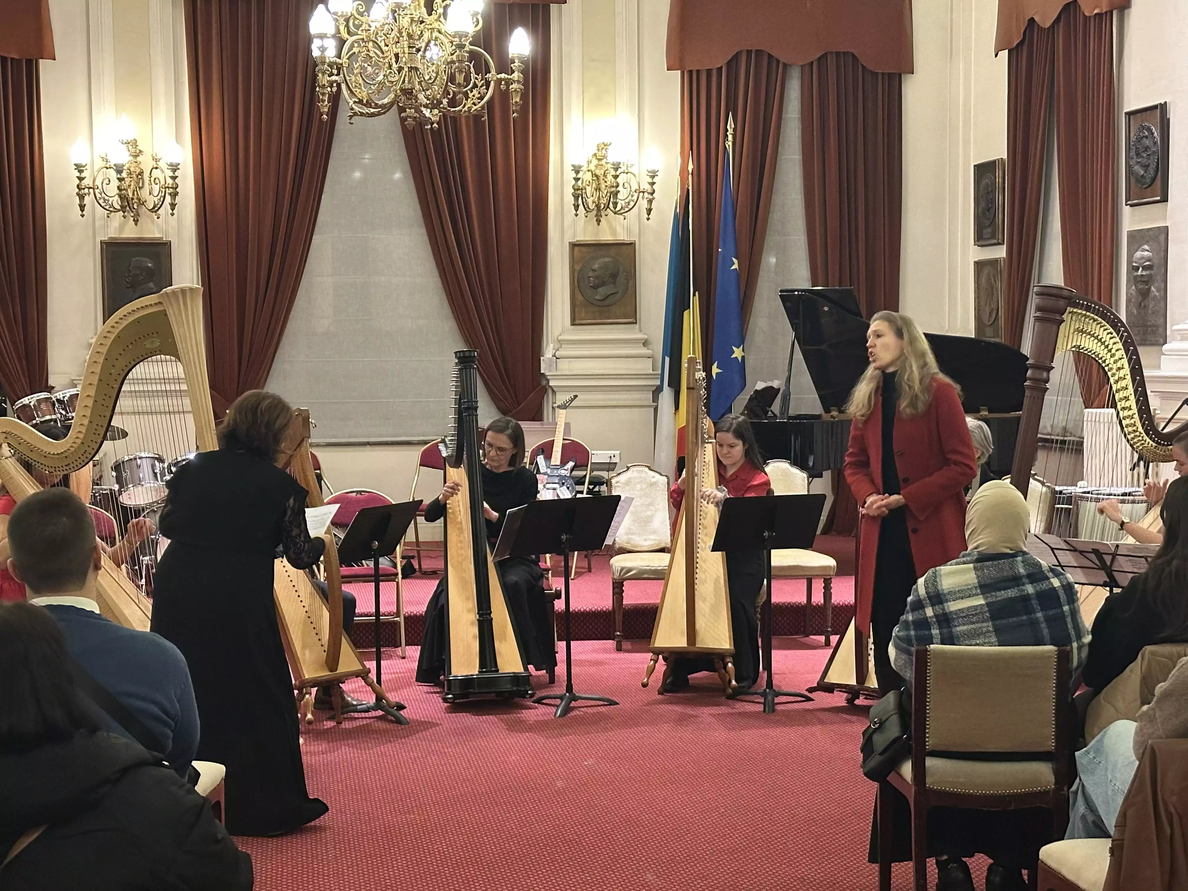 L'ensemble de harpes de Mme Maréchal et les voix