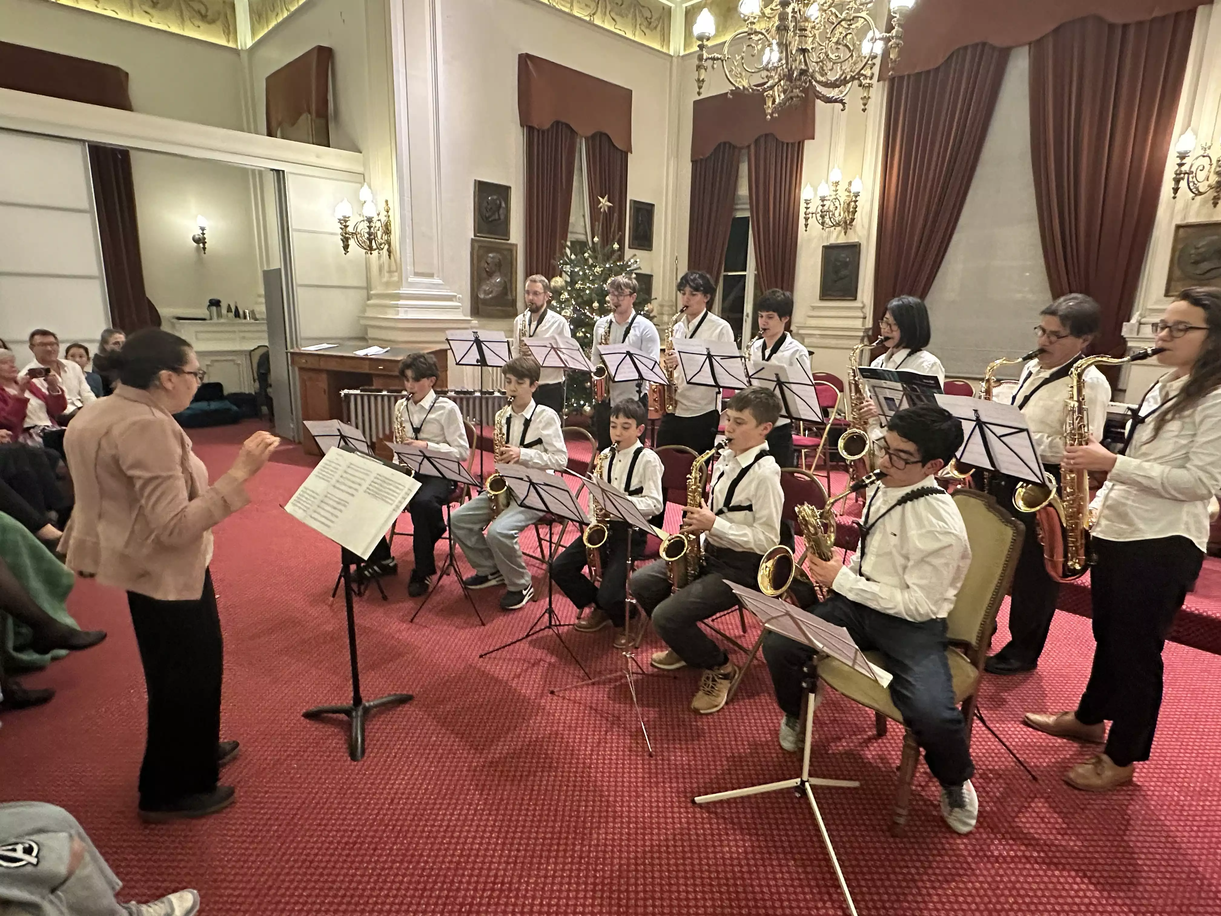 L'ensemble de saxophones de Mme Themelin interprétant Cervantes