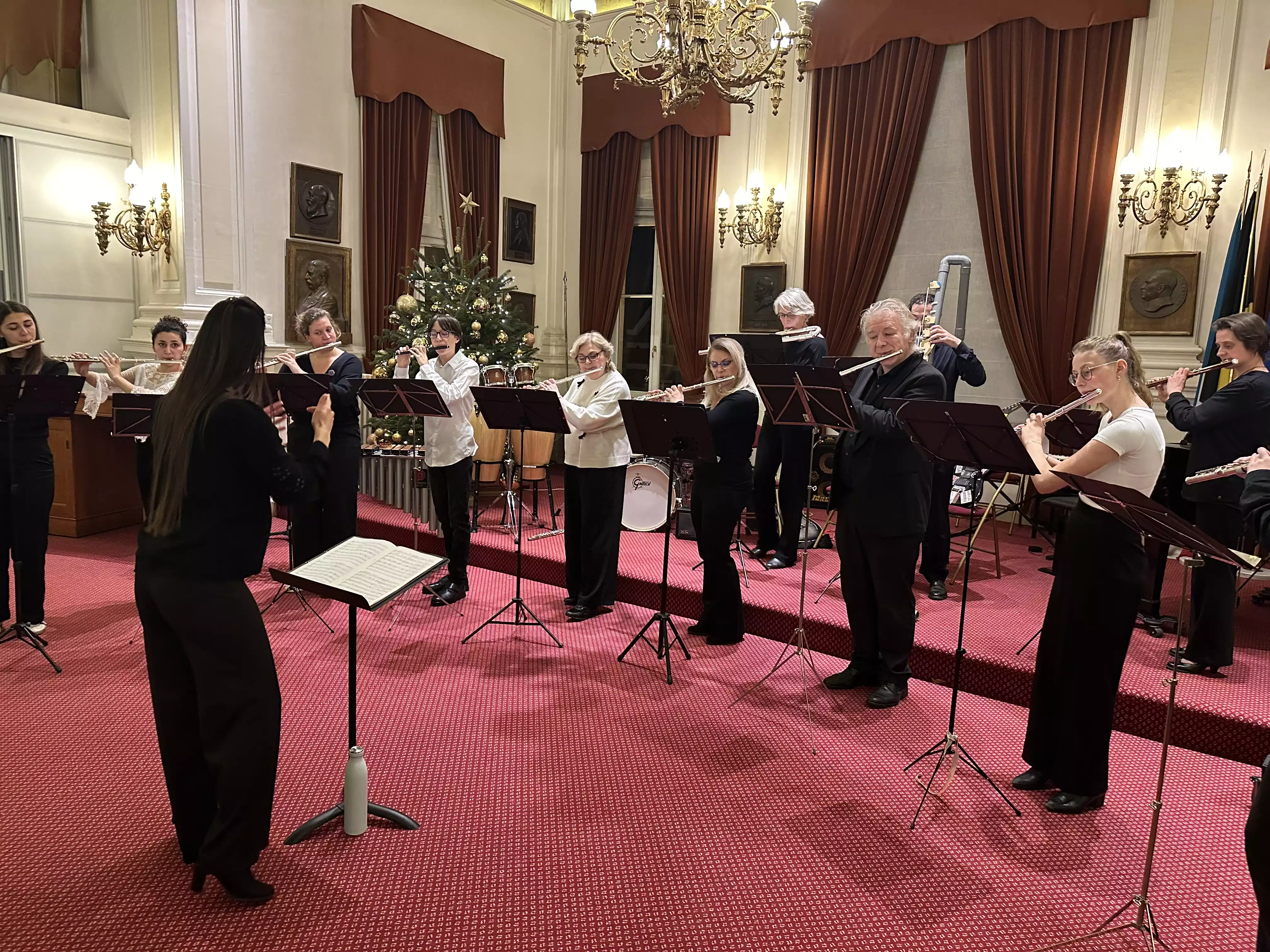 L'orchestre de flûtes traversières dirigé par Mme Yaakov