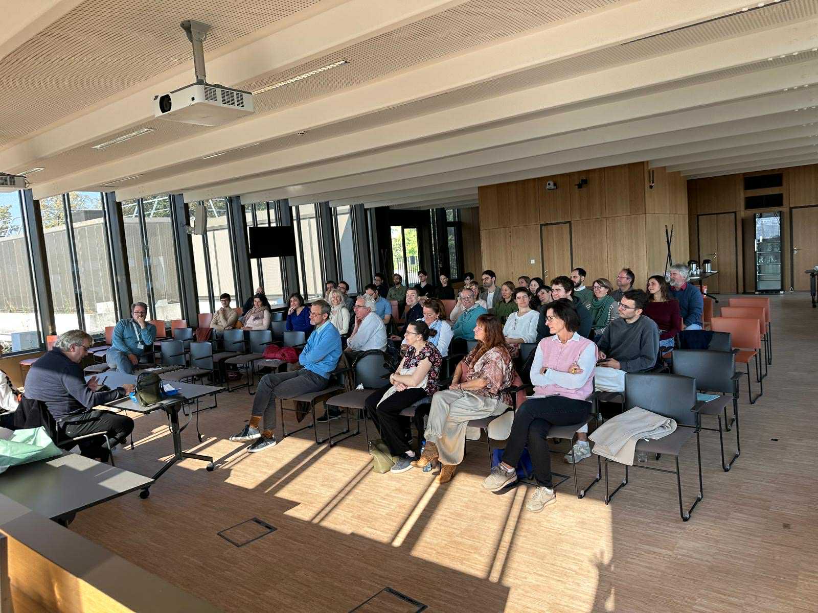Vue d'ensemble de la salle de réunion avec les professeurs présents