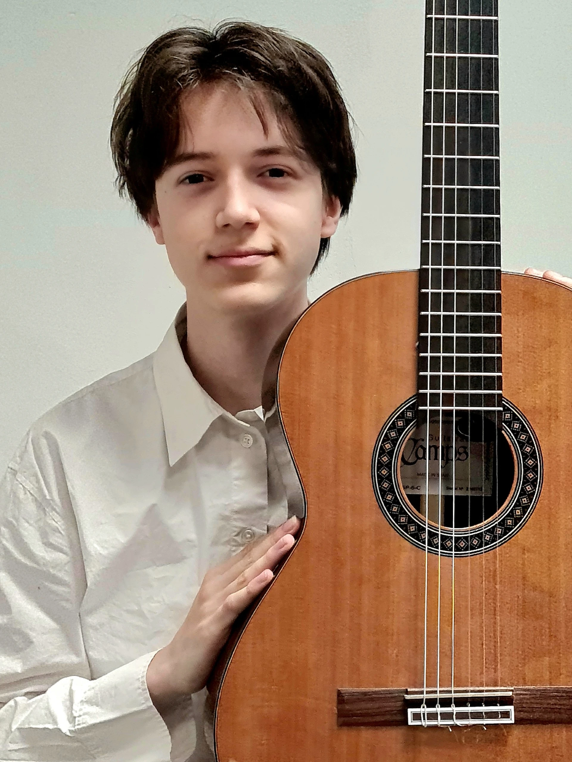 Virgile Thoul posant avec sa guitare classique