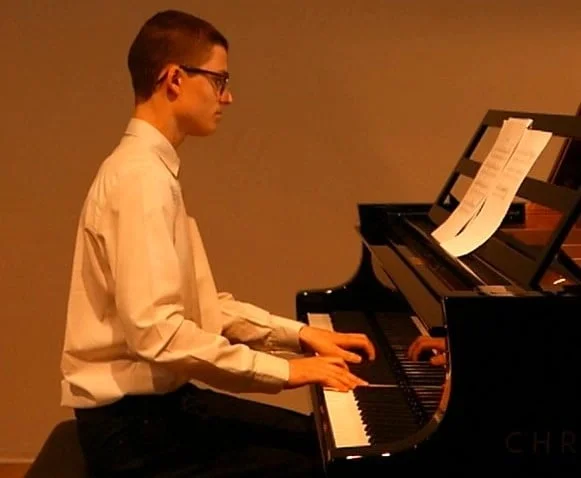 Éric Molitor interprétant les valses de Maxime Pouillon au piano